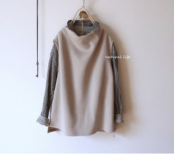 １点のみ♪ボトルネックベスト（オーガニックコットンニット/グレージュ） 1枚目の画像