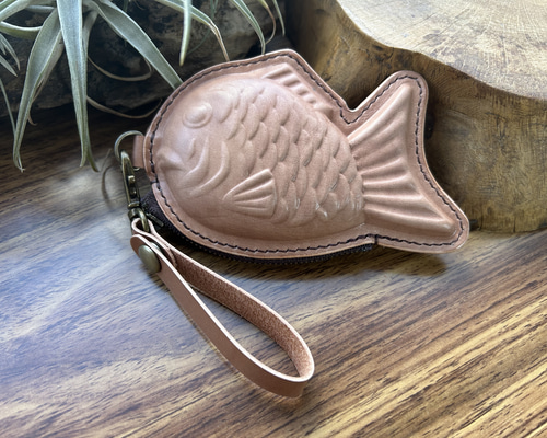 数量限定！【牛本革】たい焼き型ミニポーチ｜遊び心ある小物・小銭入れ