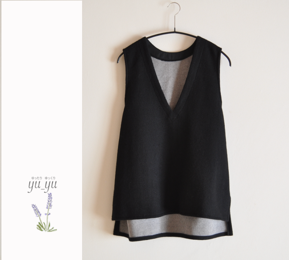"新作"   ニットベスト（黒、Vネック）