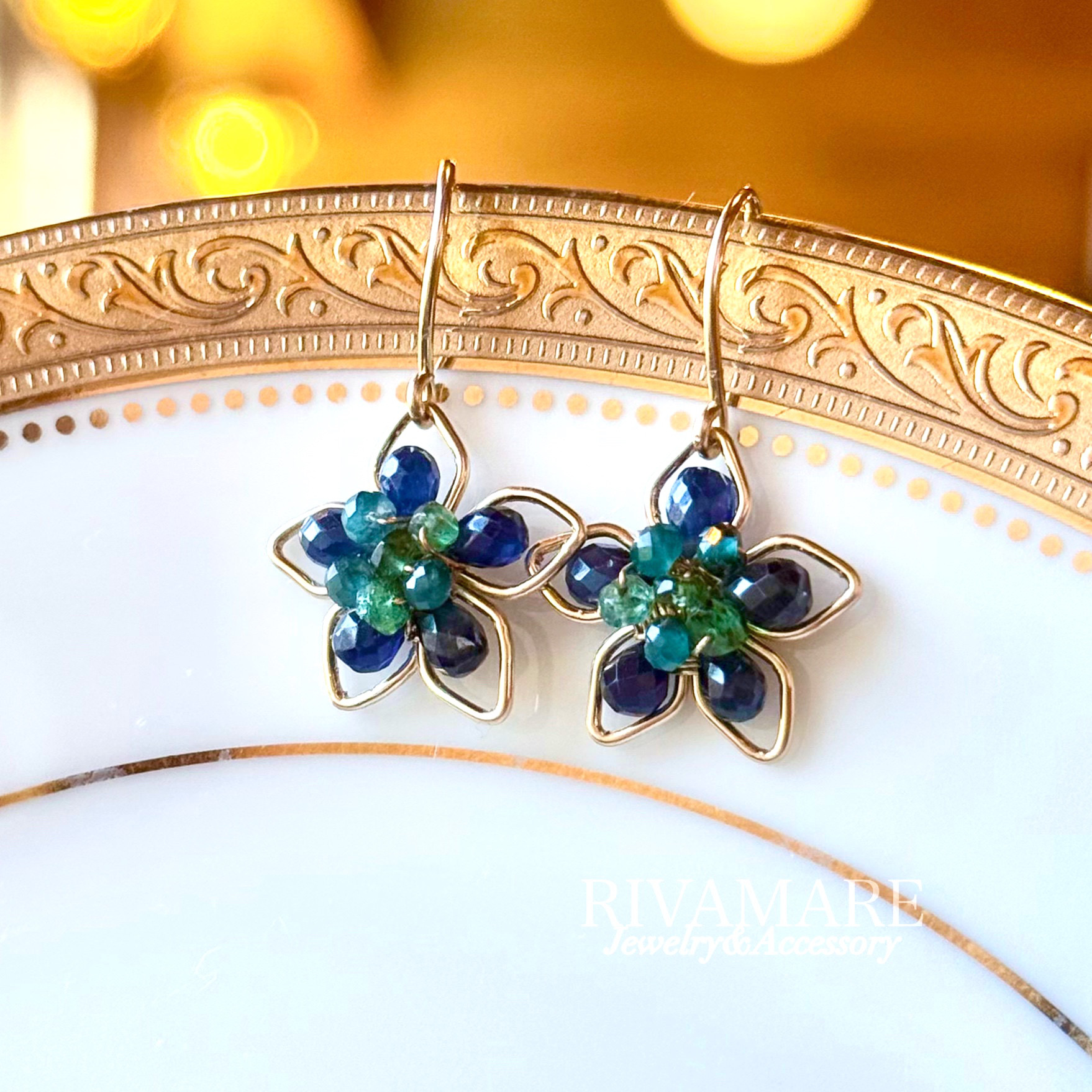 ブルーサファイア エメラルド グランディディエライト 花モチーフ ピアス イヤリング変更可 青いクリスマスローズ
