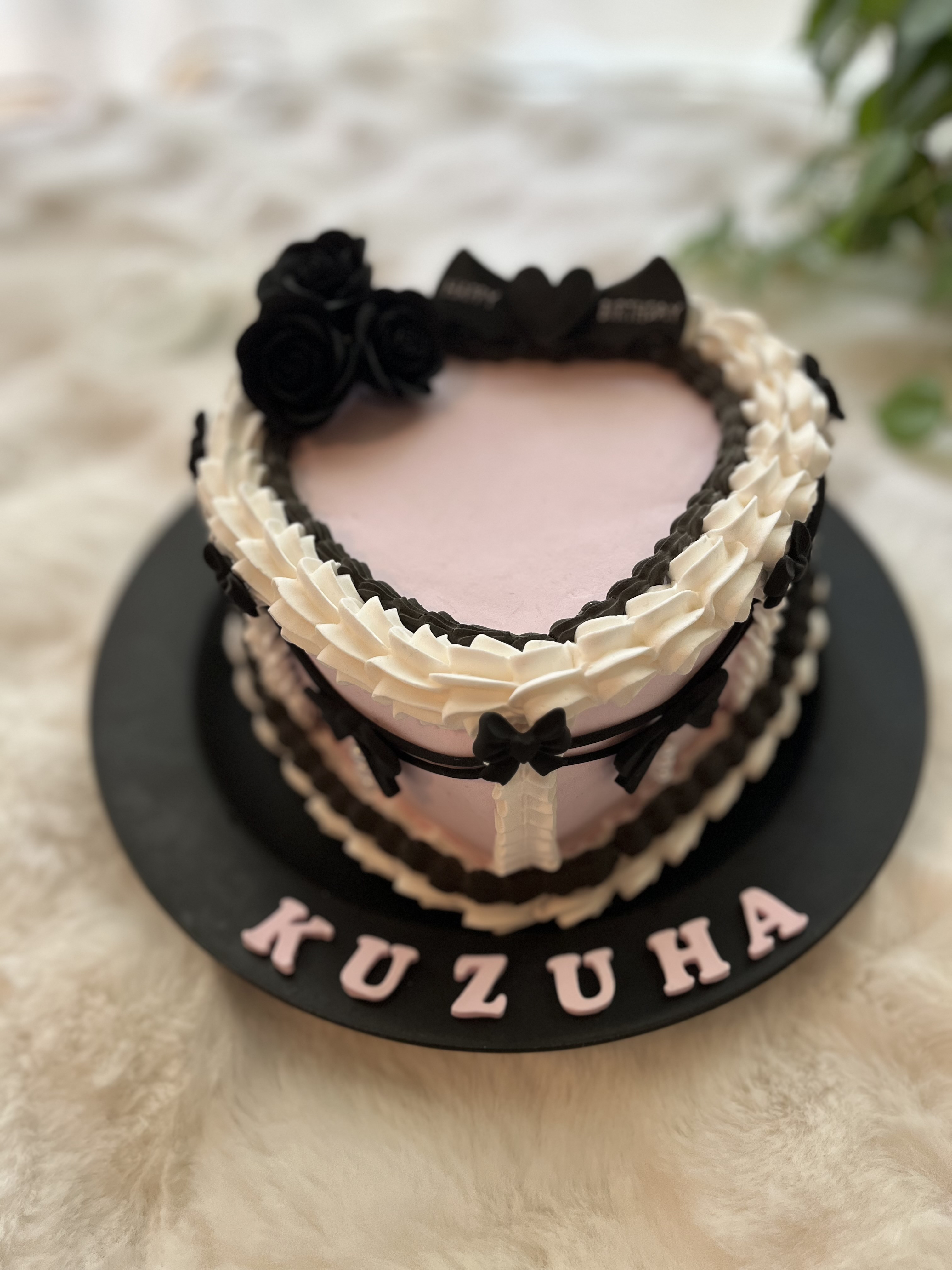 リボンとローズのクリームケーキ