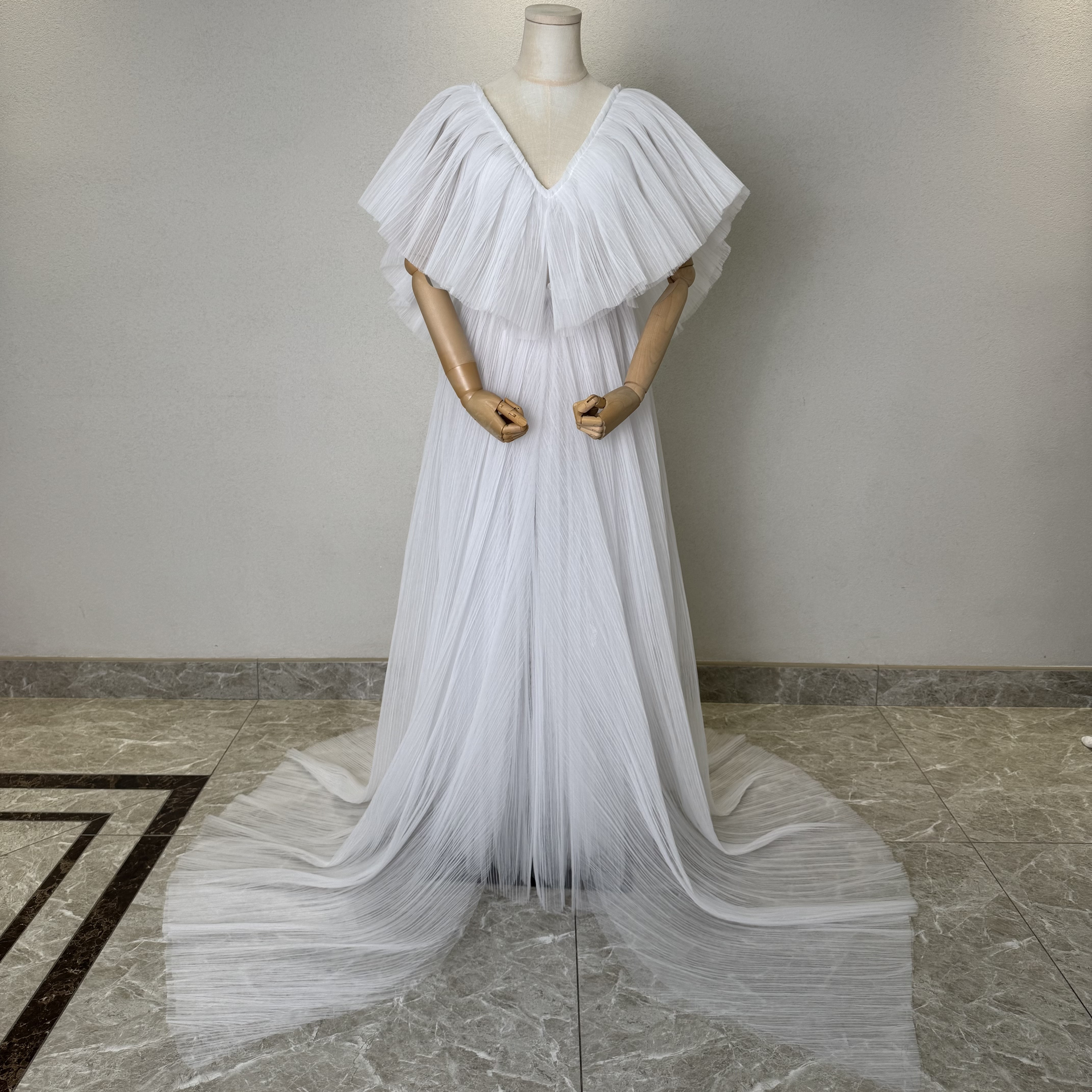 優雅vネック　ブライダル　スレンダー白お色直し　ファスナーAライン　エレガントなシルエット　背中見え前撮り2次会お呼ばれ