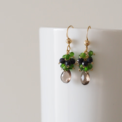 14kgf：ガーネットとペアシェイプ・スモーキークォーツのピアス