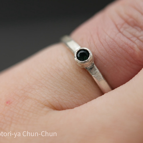 シルバーの指輪 石の名前はアップライト 小鳥屋が探し回って見つけた石】パイライトインエメラルド・シルバー