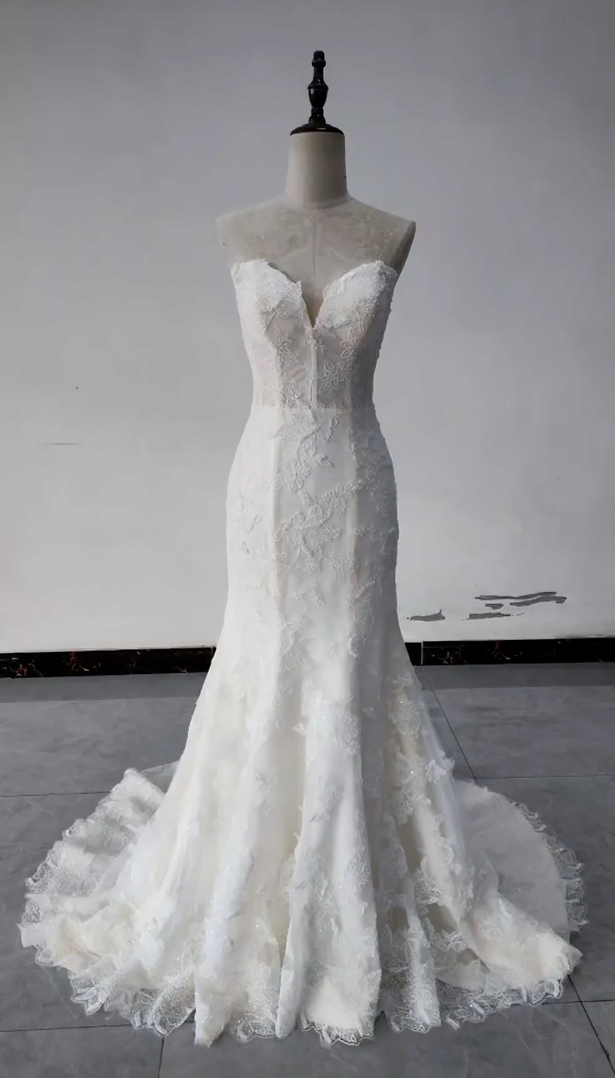 vネック　スレンダーライン　エレガントなシルエット　上品　贅沢な総レース　マーメイドドレス編み上げ　結婚式二次会パーデー