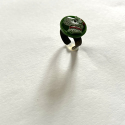 針がくっつく指輪型針刺し　チェコのガラスボタン「dogs」 6枚目の画像