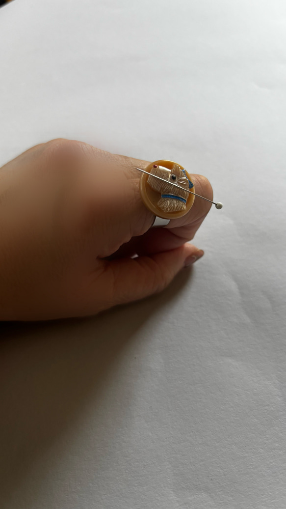 針がくっつく指輪型針刺し　チェコのガラスボタン「dogs」 9枚目の画像