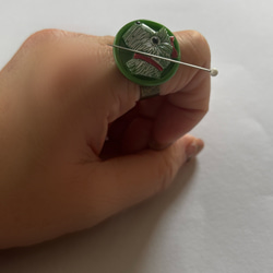 針がくっつく指輪型針刺し　チェコのガラスボタン「dogs」 5枚目の画像