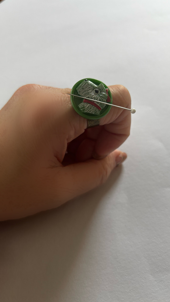 針がくっつく指輪型針刺し　チェコのガラスボタン「dogs」 5枚目の画像