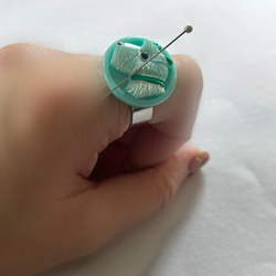 針がくっつく指輪型針刺し　チェコのガラスボタン「dogs」 10枚目の画像