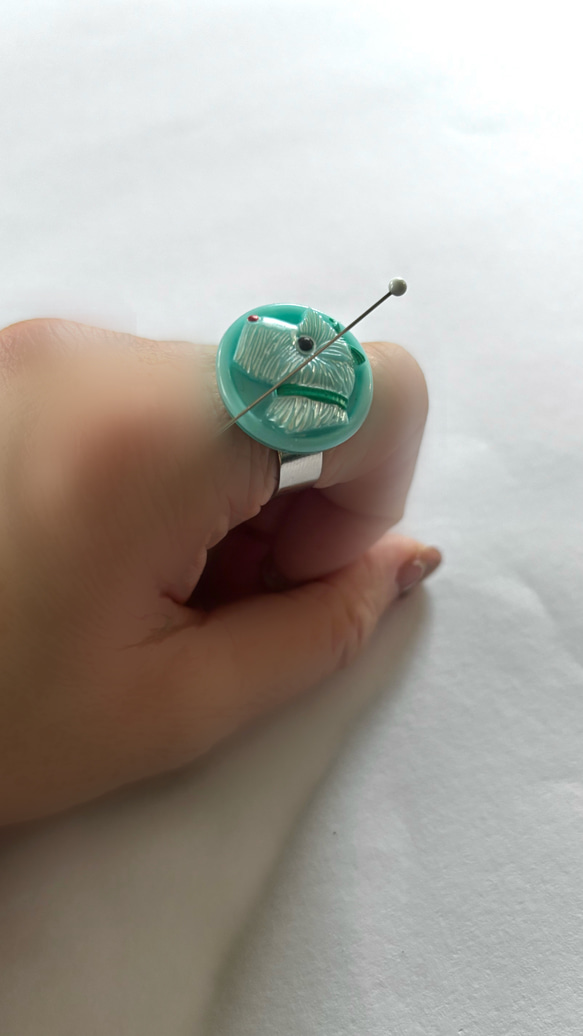 針がくっつく指輪型針刺し　チェコのガラスボタン「dogs」 10枚目の画像