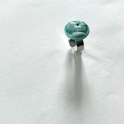 針がくっつく指輪型針刺し　チェコのガラスボタン「dogs」 7枚目の画像