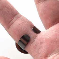 針がくっつく指輪型針刺し　チェコのガラスボタン「dogs」 3枚目の画像