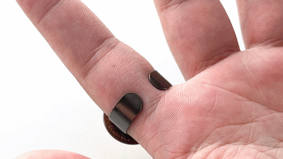 針がくっつく指輪型針刺し　チェコのガラスボタン「dogs」 3枚目の画像