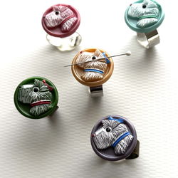 針がくっつく指輪型針刺し　チェコのガラスボタン「dogs」 1枚目の画像