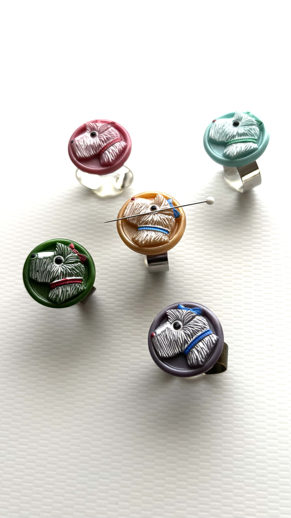 針がくっつく指輪型針刺し　チェコのガラスボタン「dogs」 1枚目の画像