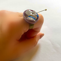 針がくっつく指輪型針刺し　チェコのガラスボタン「dogs」 8枚目の画像