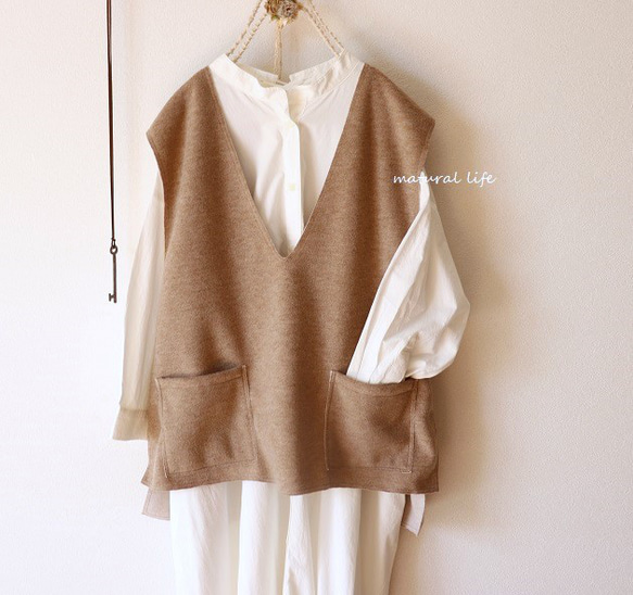 深Vポケット付きベスト（杢ベージュ） 2枚目の画像