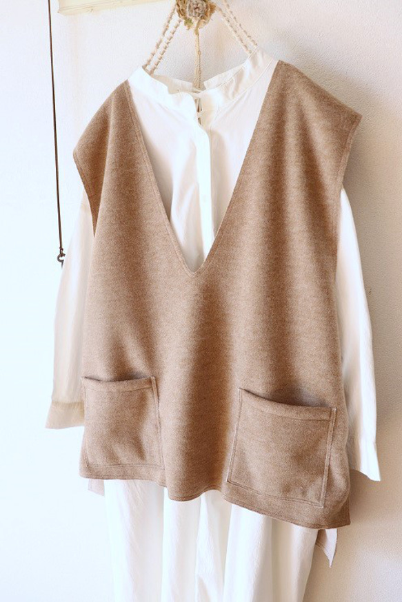 深Vポケット付きベスト（杢ベージュ） 3枚目の画像