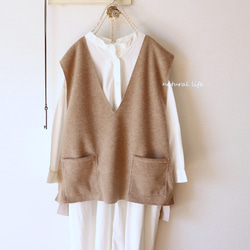 深Vポケット付きベスト（杢ベージュ） 1枚目の画像