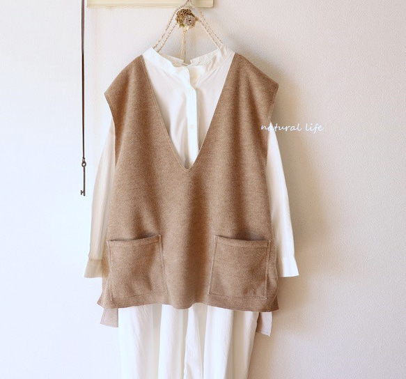 深Vポケット付きベスト（杢ベージュ） 1枚目の画像