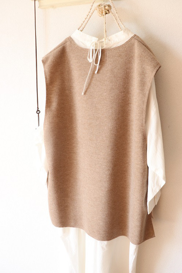 深Vポケット付きベスト（杢ベージュ） 4枚目の画像