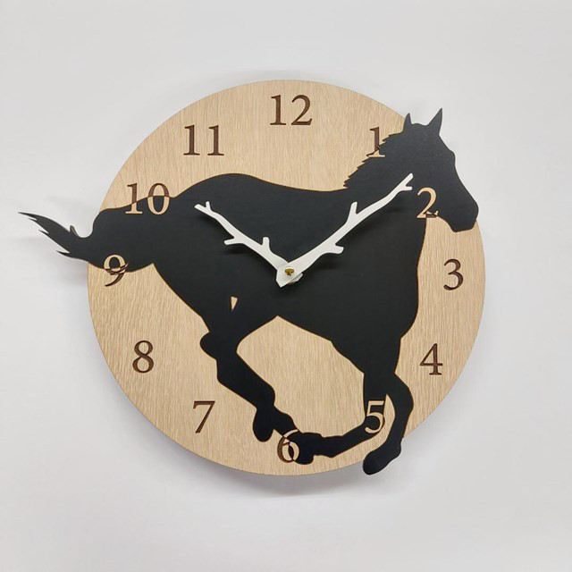 サラブレッド　はみ出し掛け時計　静音　2026 干支　馬