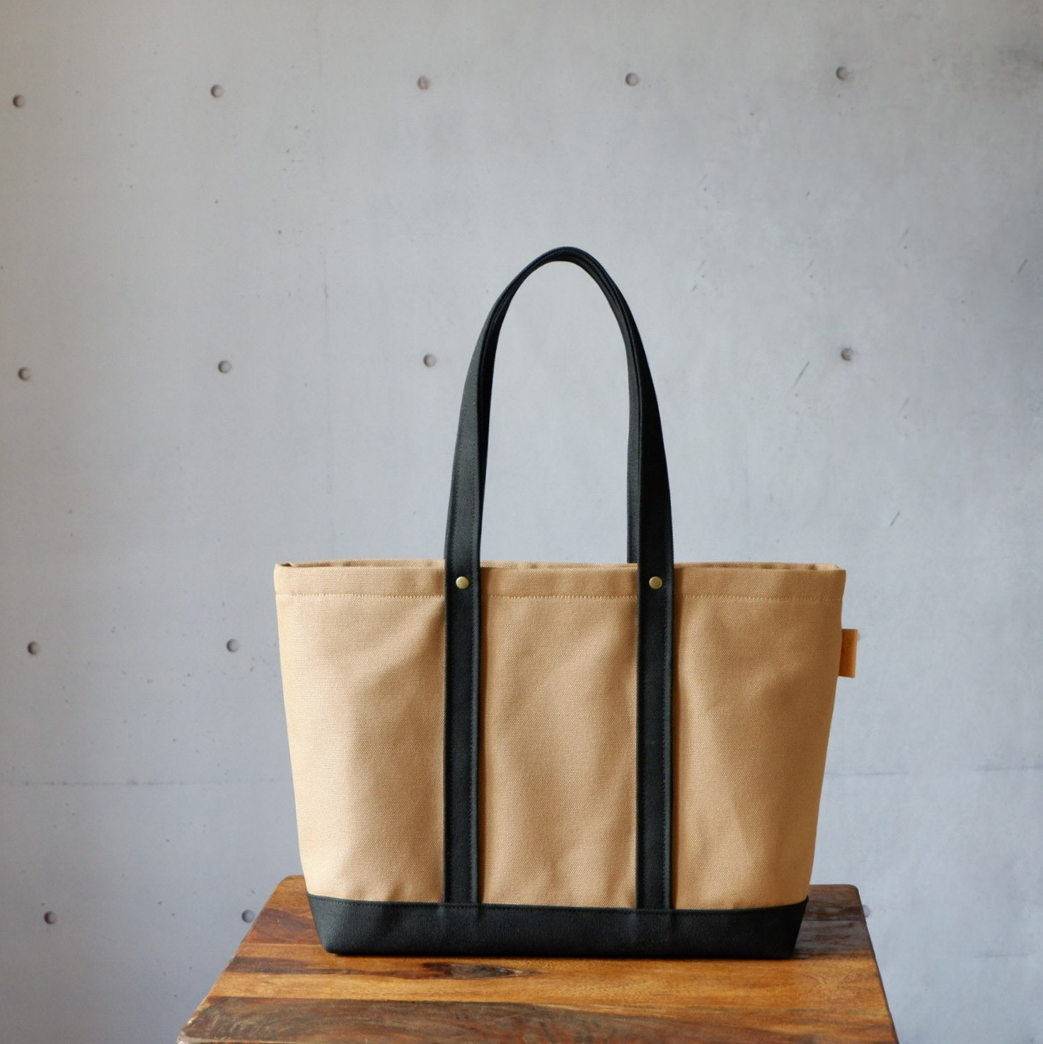 いつものきれいめトート/A4◇ミディアムベージュ×ブラック◇倉敷帆布