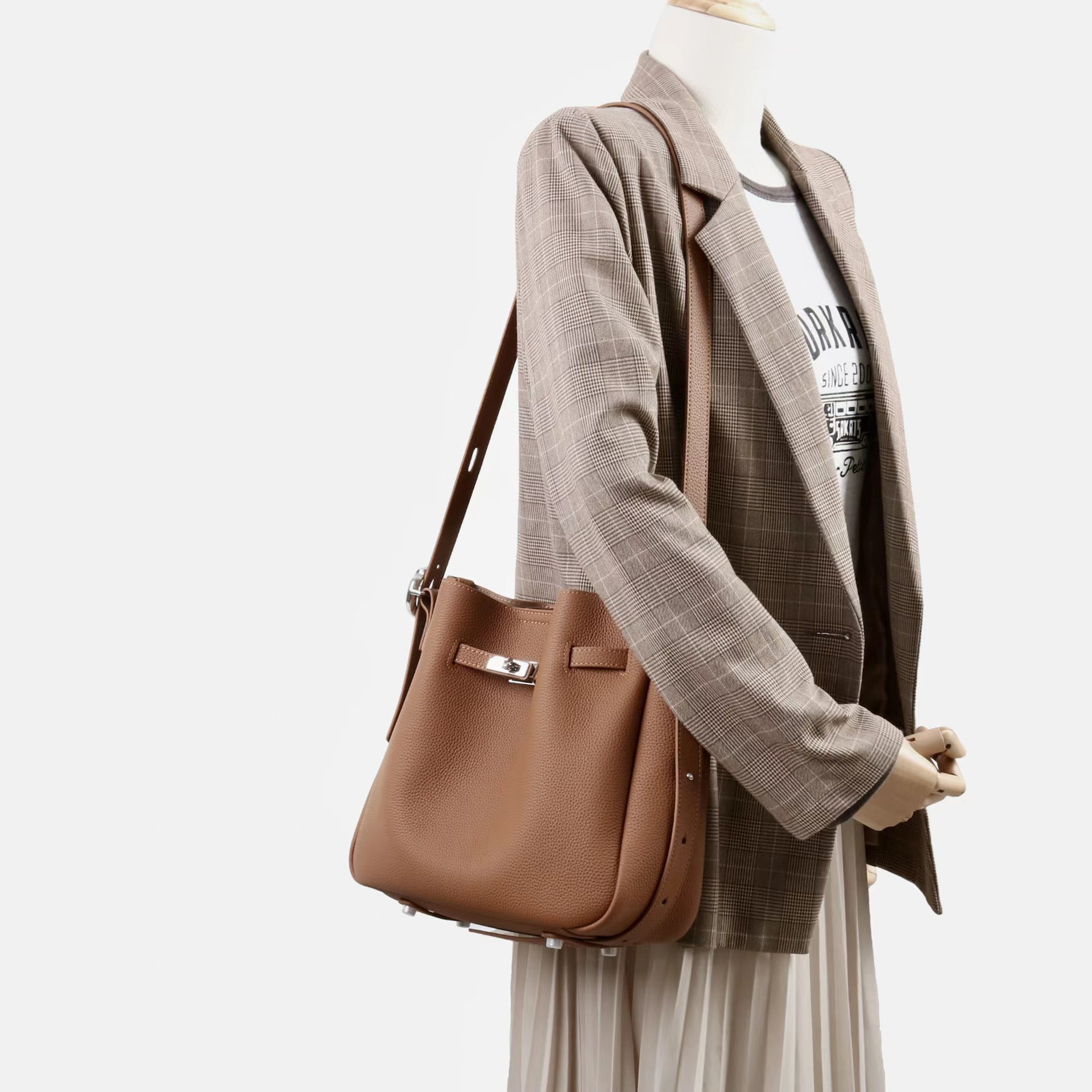 上質レザーの巾着ショルダーバッグ｜大人の装いに寄り添う上品トート