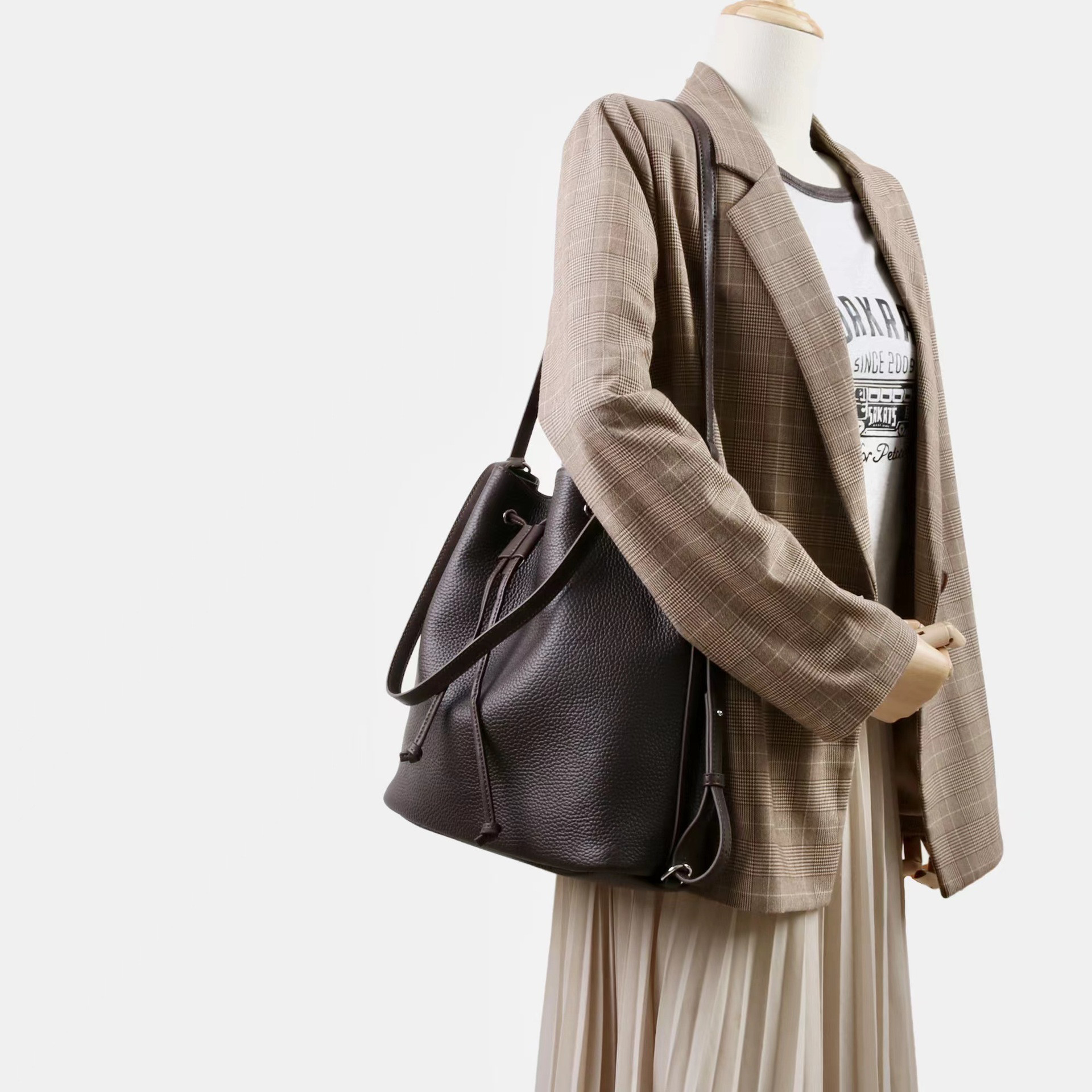 上質レザーの2WAY巾着リュック｜大人の装いに寄り添う上品バケットバッグ