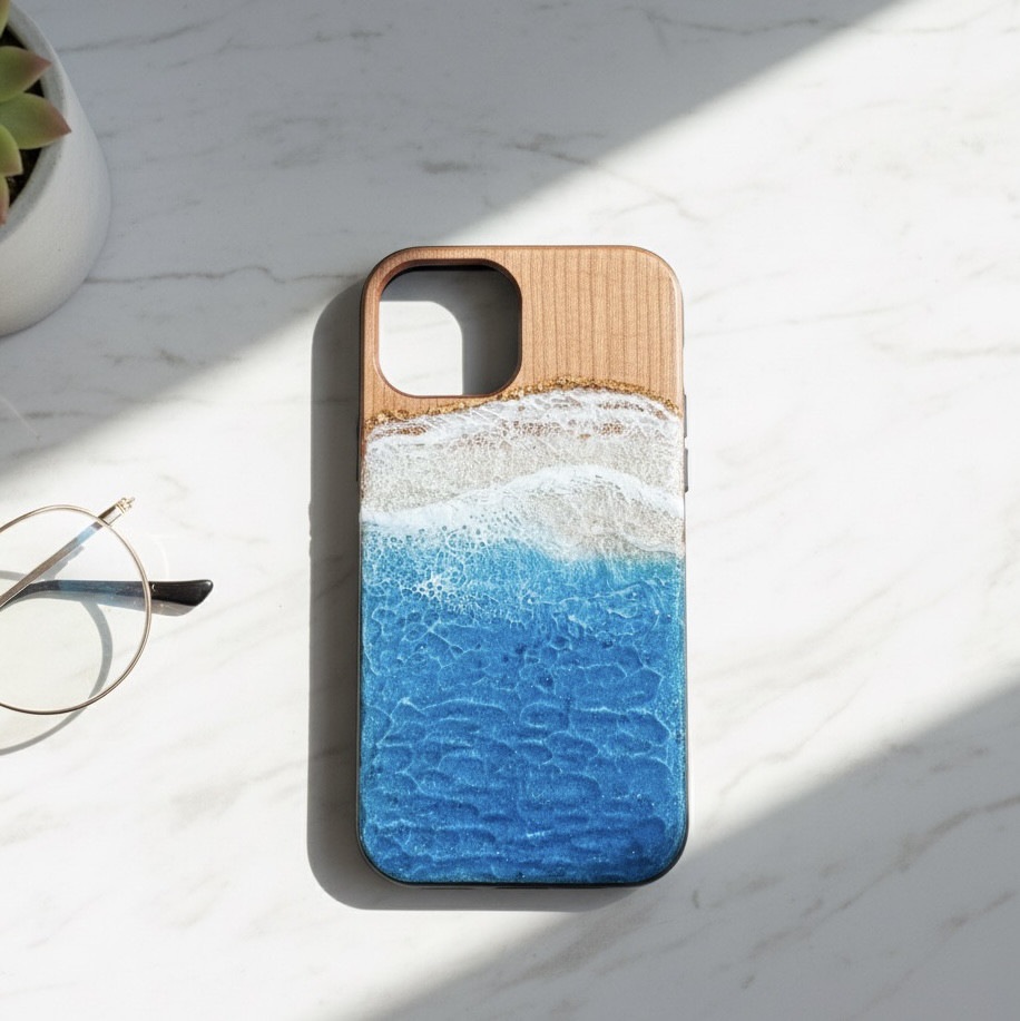 【iPhone15用ケース】― 木とレジンで描く、手のひらサイズの海アート ―