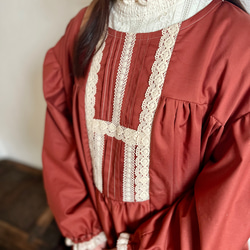 クロシェレースとプリーツのクラシカルワンピース　レンガ 9枚目の画像