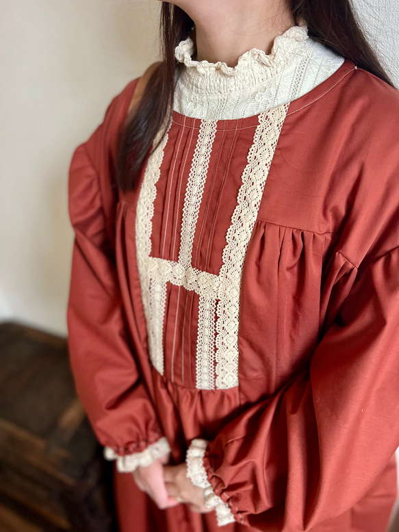 クロシェレースとプリーツのクラシカルワンピース　レンガ 9枚目の画像