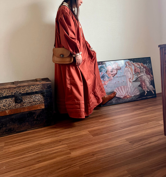 クロシェレースとプリーツのクラシカルワンピース　レンガ 2枚目の画像