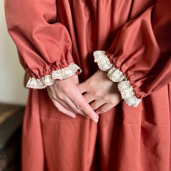 クロシェレースとプリーツのクラシカルワンピース　レンガ 14枚目の画像