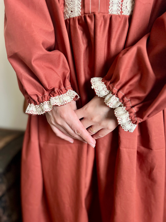 クロシェレースとプリーツのクラシカルワンピース　レンガ 14枚目の画像