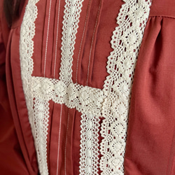 クロシェレースとプリーツのクラシカルワンピース　レンガ 10枚目の画像