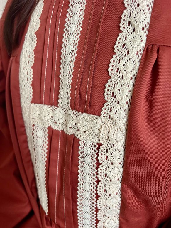 クロシェレースとプリーツのクラシカルワンピース　レンガ 10枚目の画像