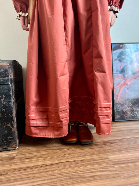 クロシェレースとプリーツのクラシカルワンピース　レンガ 15枚目の画像