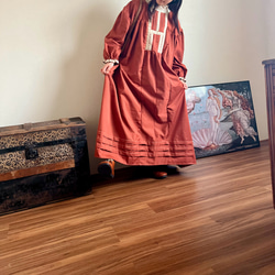 クロシェレースとプリーツのクラシカルワンピース　レンガ 4枚目の画像