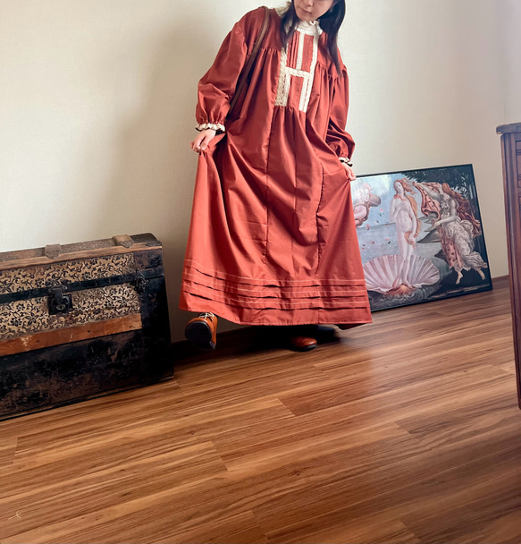 クロシェレースとプリーツのクラシカルワンピース　レンガ 4枚目の画像
