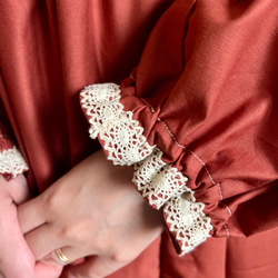 クロシェレースとプリーツのクラシカルワンピース　レンガ 13枚目の画像