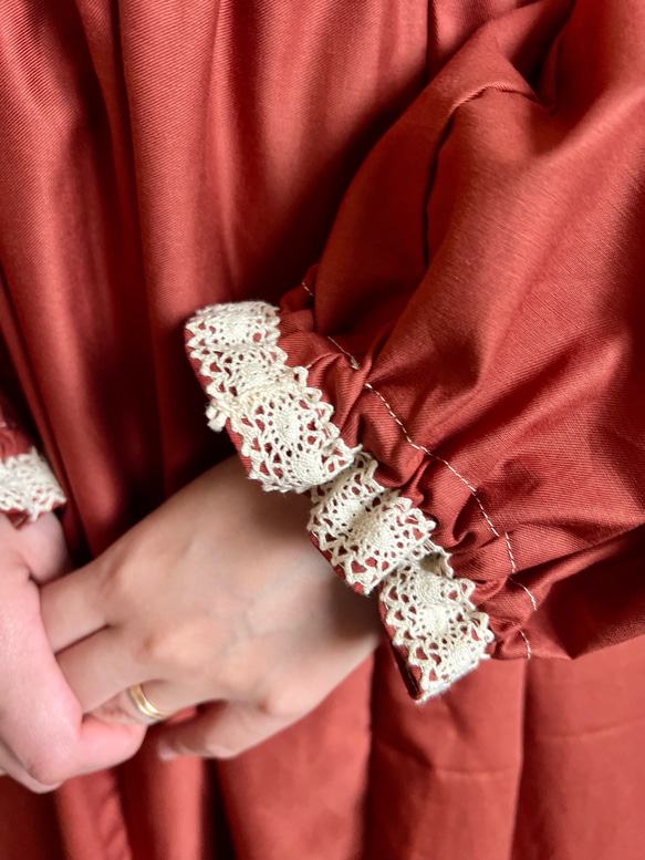 クロシェレースとプリーツのクラシカルワンピース　レンガ 13枚目の画像