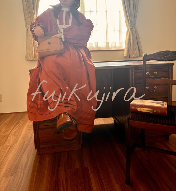 クロシェレースとプリーツのクラシカルワンピース　レンガ 1枚目の画像