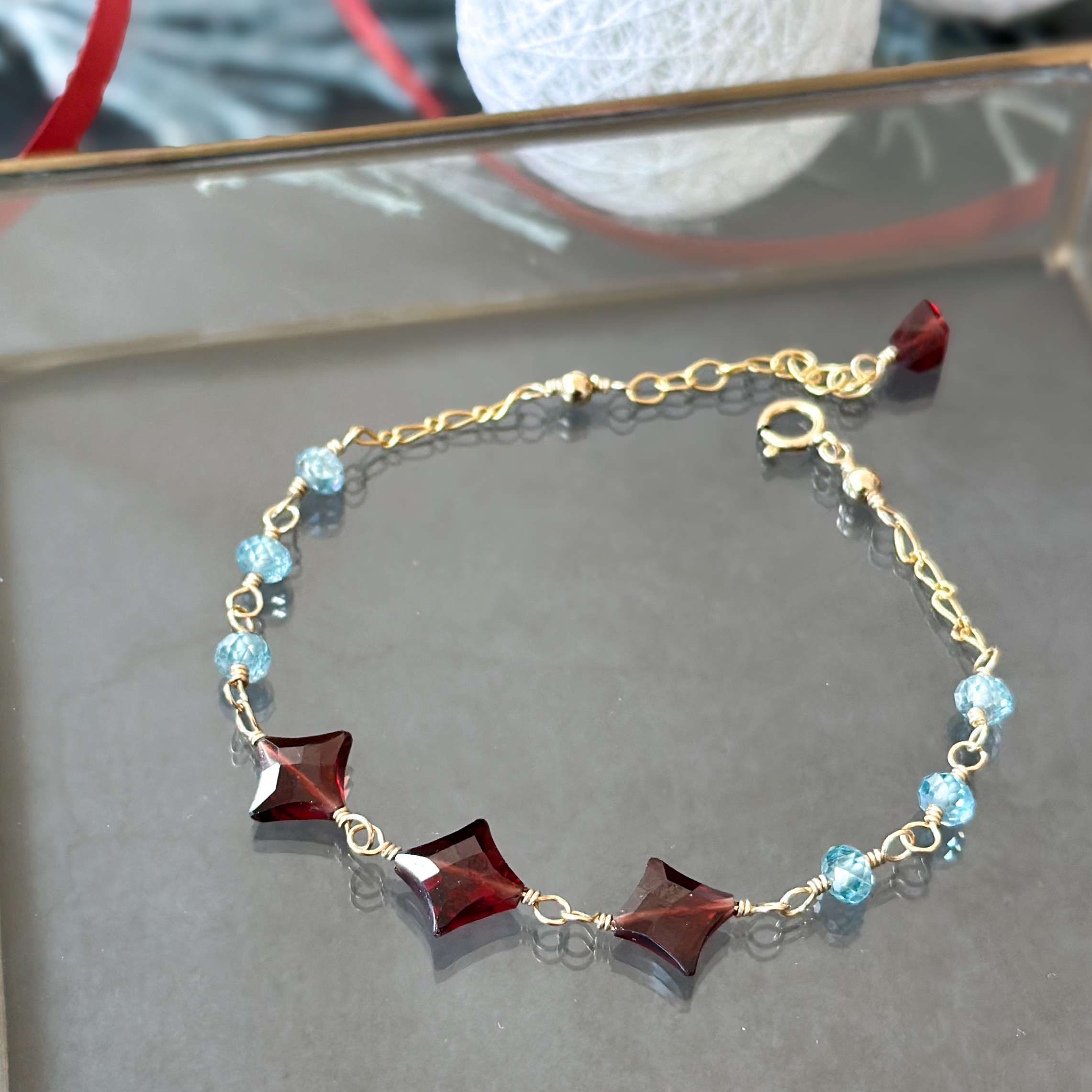 14kgf*キラリ♢モザンビークガーネットとブルージルコンのブレスレット