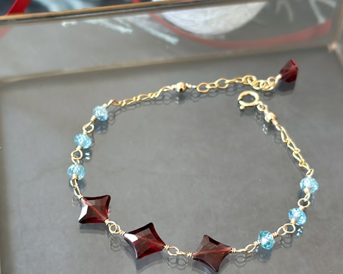 14kgf天然石高品質透明感ありザンビア産エメラルドチタンワイヤーブレスレット♡ 14kgf*キラリ♢モザンビークガーネットとブルージルコンのブレスレット