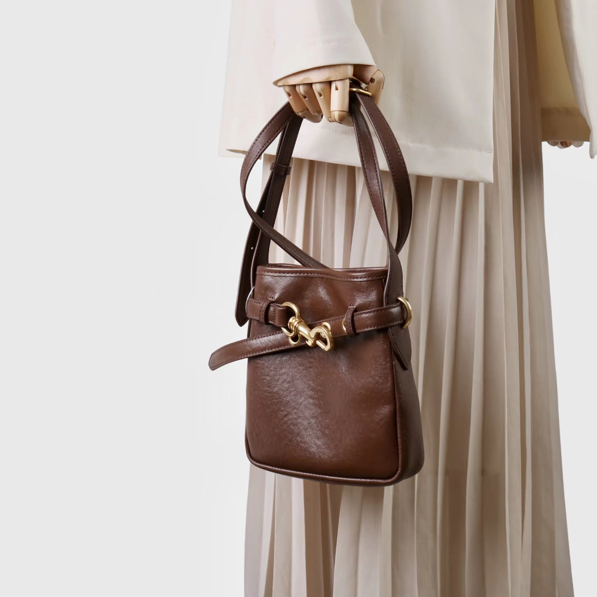 上質牛革のミニロックバッグ｜スマホも収納できる縦型ハンドバッグ