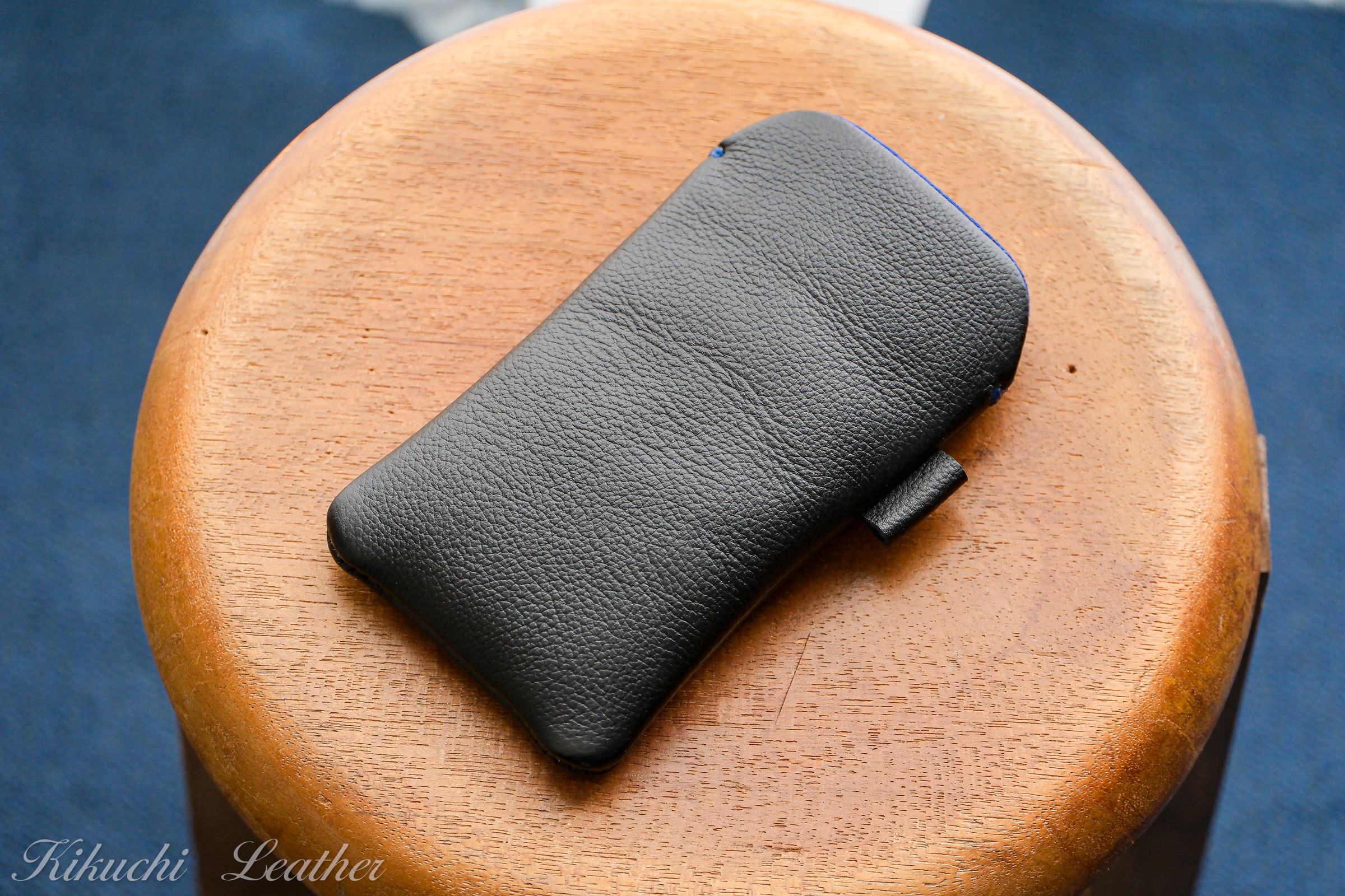 一点仕立て《LIONA》レザースリーブケース Regular　iPhone・スマホケース　ブラック　LE160 4,780円