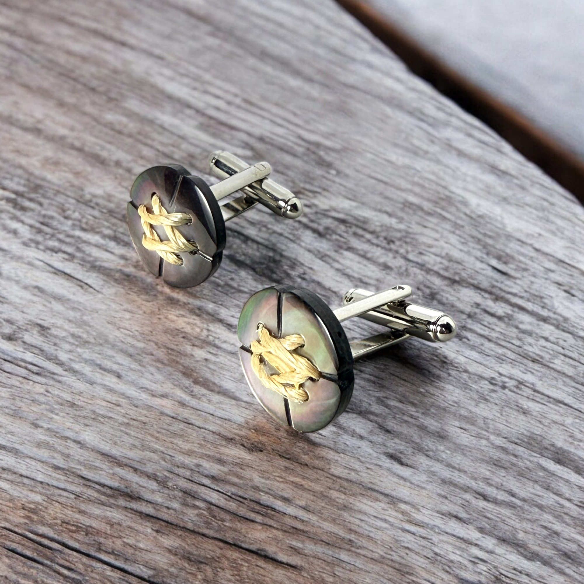 光を縫う ― 黒蝶貝と金糸の調べ カフスボタン Premium 229