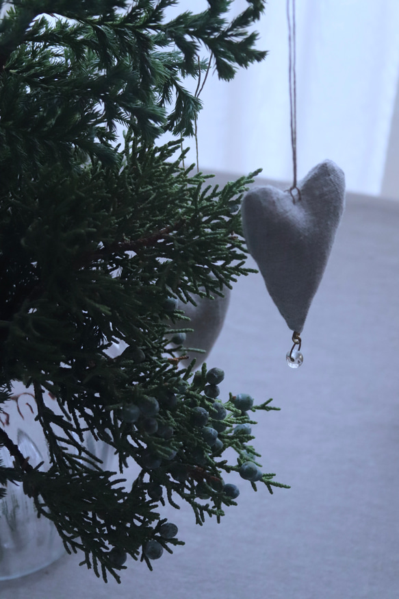 リネン製ハートオーナメントと針葉樹のセット 2枚目の画像